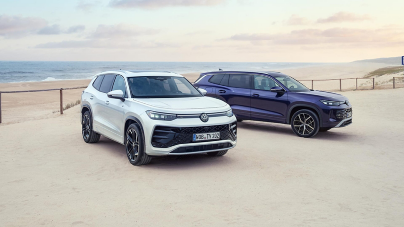 Un Tayron blanco y otro violet aparcados frente a una playa