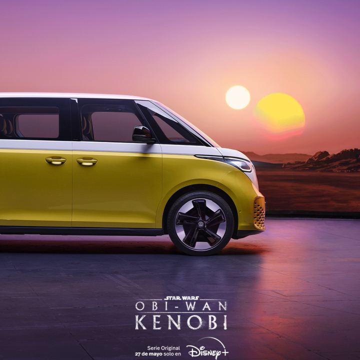 Volkswagen ID. Buzz bicolor en un paisaje con dos soles y el logo de Disney +