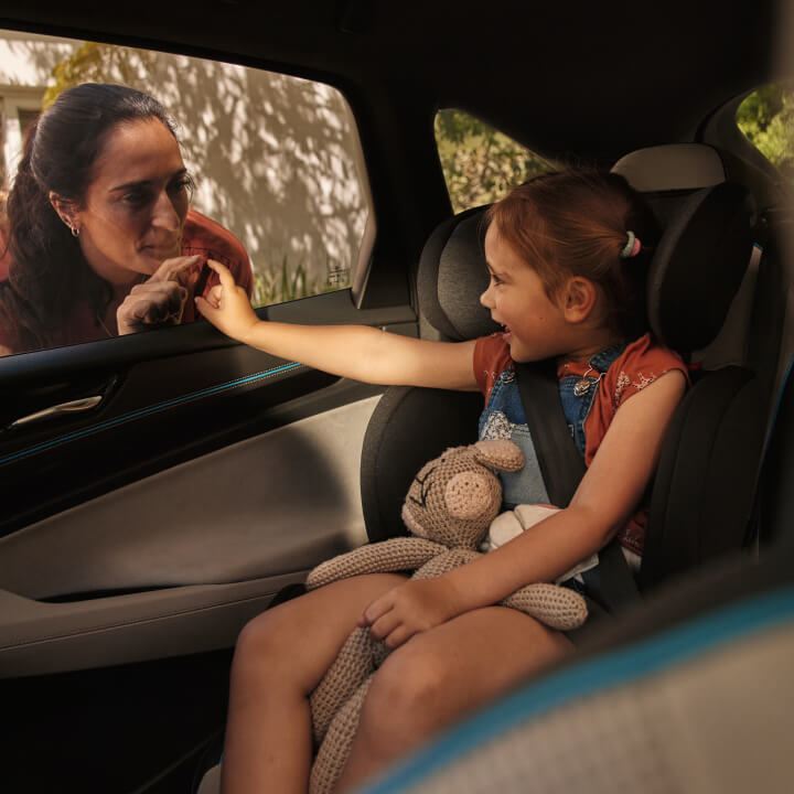 Una madre y una hija en un Volkswagen