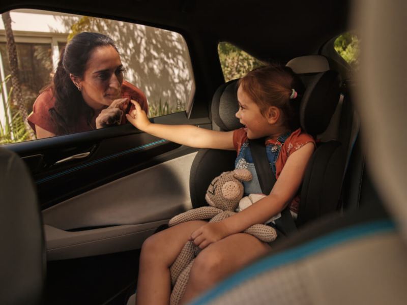 Una madre y una hija en un Volkswagen