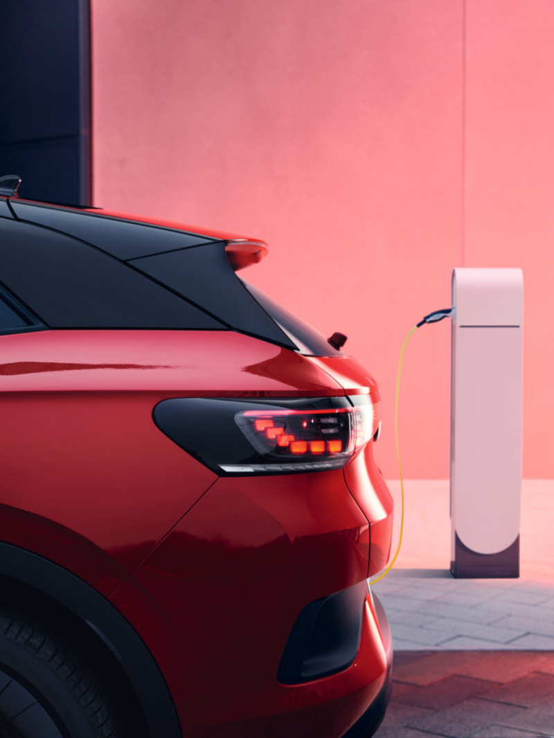 Un Volkswagen de color rojo conectado a carga