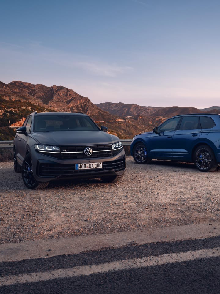 Dos Volkswagen SUV aparcados en la montaña
