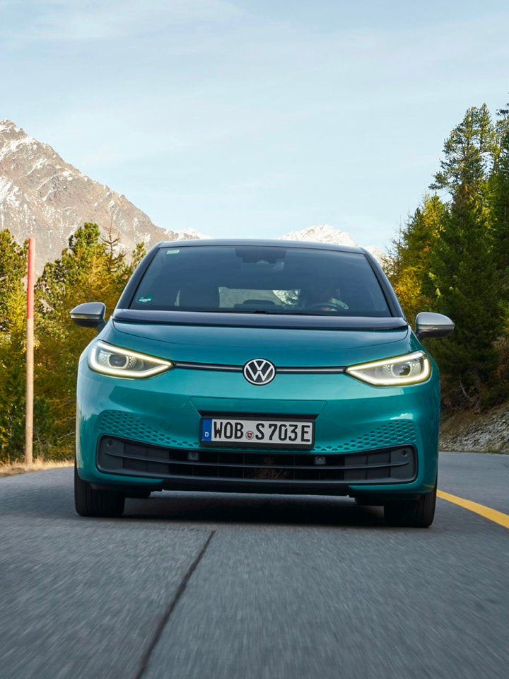 Volkswagen ID.3 esmeralda visto de frente en una carretera de montaña