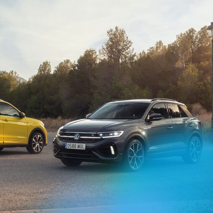 Dos coches Volkswagen de color amarillo y negro estacionados en el exterior