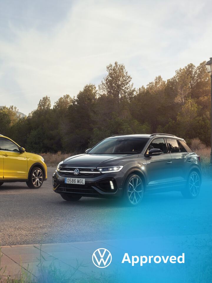 Dos coches Volkswagen de color amarillo y negro estacionados en el exterior