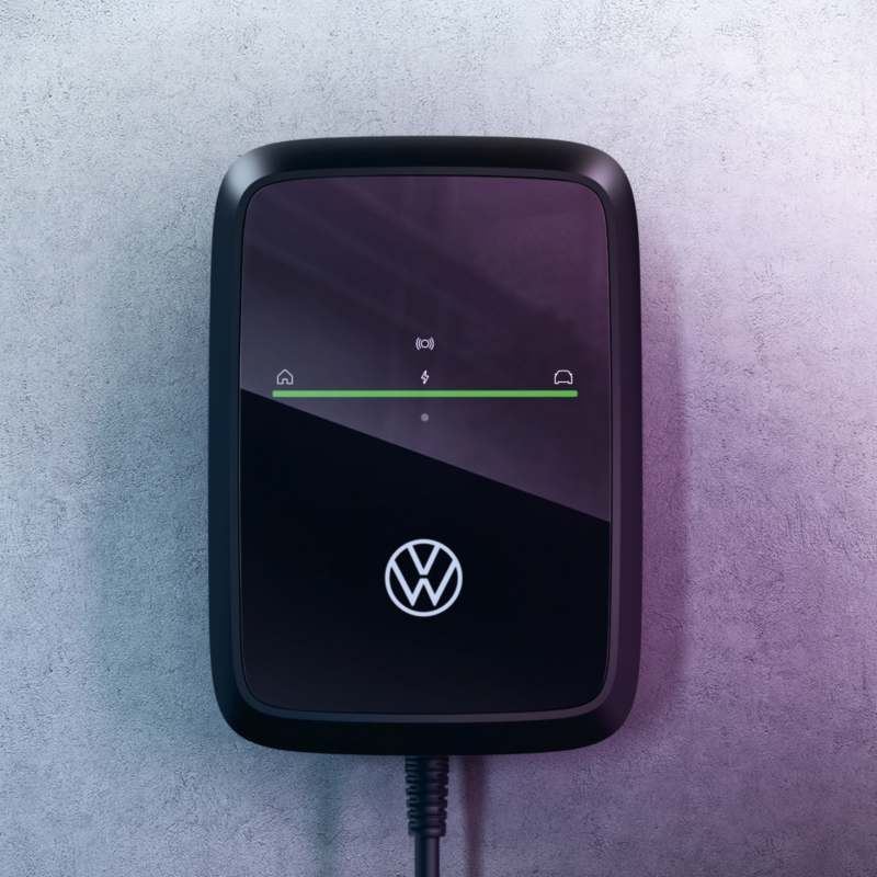 Un cargador de Volkswagen colgado en la pared