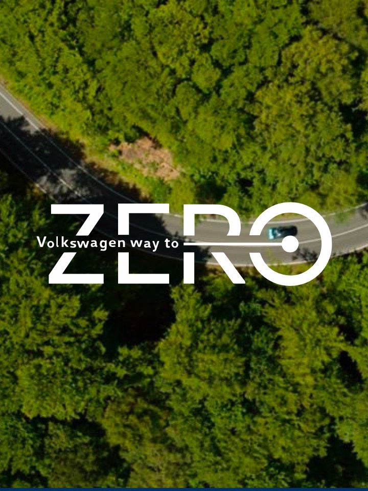 Plano cenital de un bosque con el logo sobreimpreso Way to zero de Volkswagen