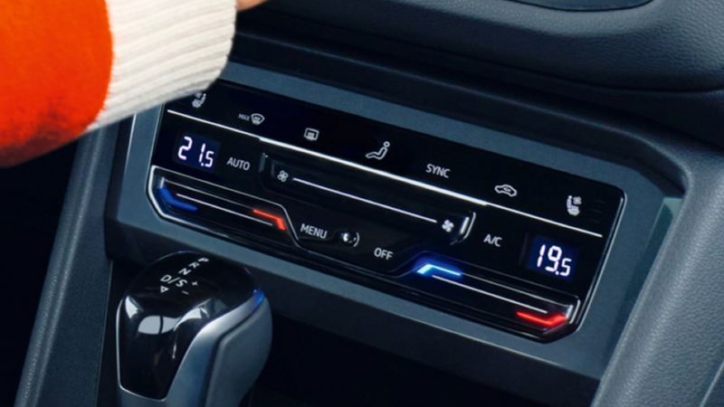 Detalle de los controles del aire acondicionado de un Volkswagen Tiguan Allspace