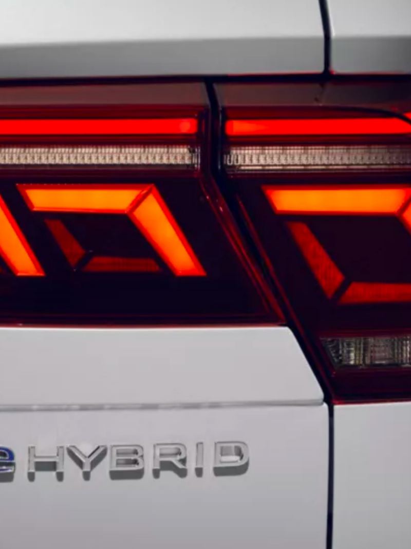 Detalle de un faro trasero de un Volkswagen Tiguan blanco y el logo de eHybrid