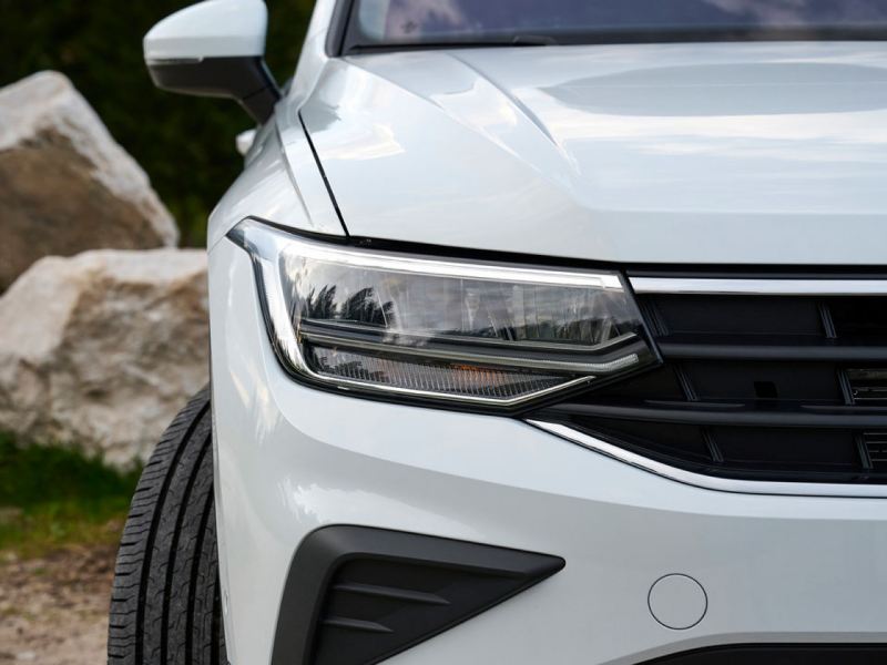 Detalle de un foco de un Volkswagen Tiguan de color blanco