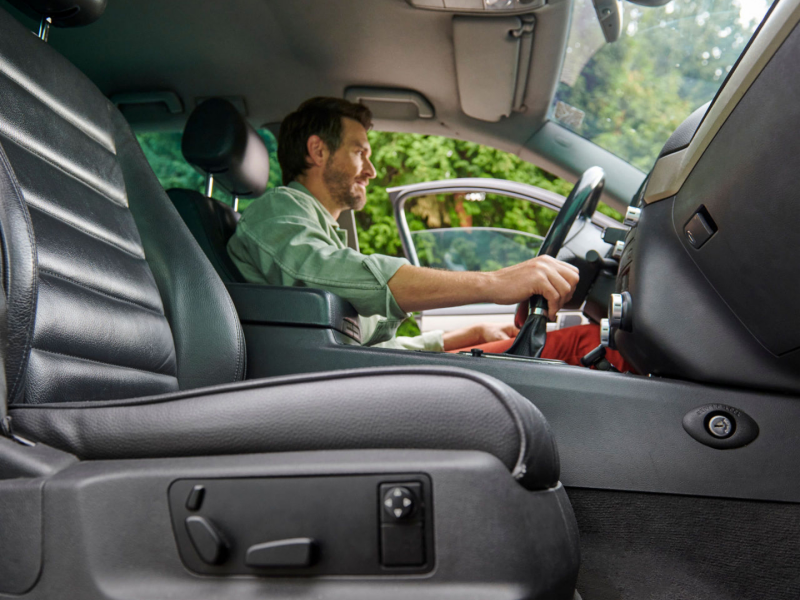 Un chico en el interior de un Volkswagen Touareg