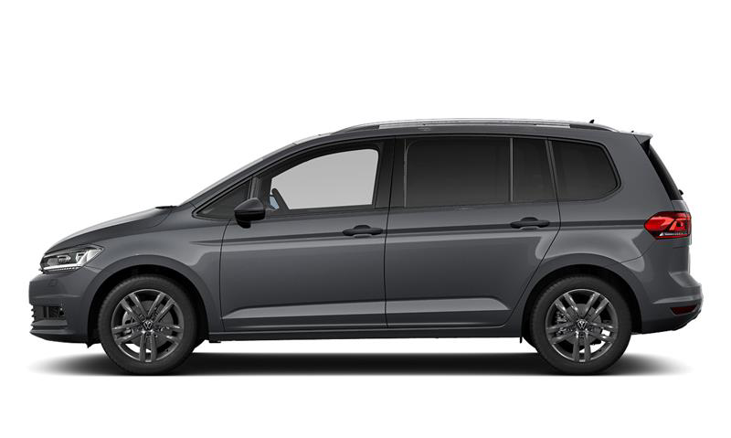 Un Volkswagen Touran MÁS color gris visto de costado sobre un fondo gris