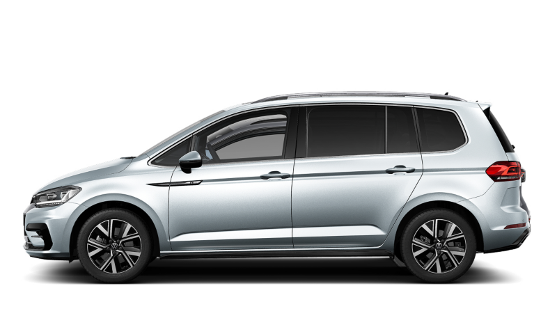 Un Volkswagen Touran R-Line blanco visto de costado sobre un fondo blanco