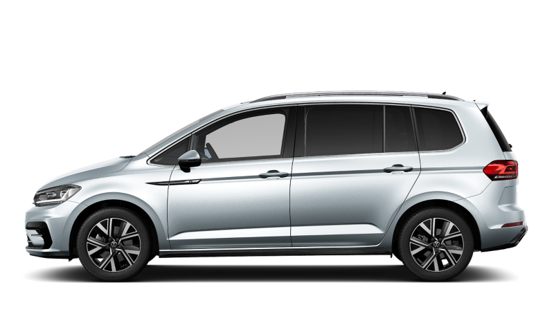 Un Volkswagen Touran R-Line blanco visto de costado sobre un fondo blanco
