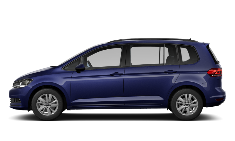 Un Volkswagen Touran color azul visto de costado sobre un fondo azul