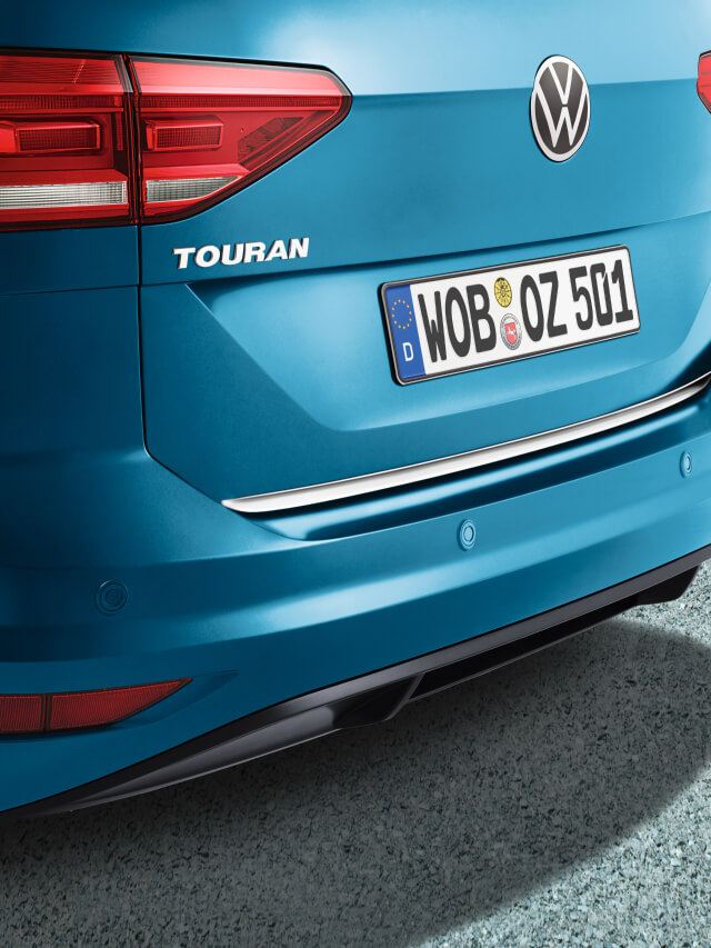 Detalle de la Parte traera de un Volkswagen Touran de color azul