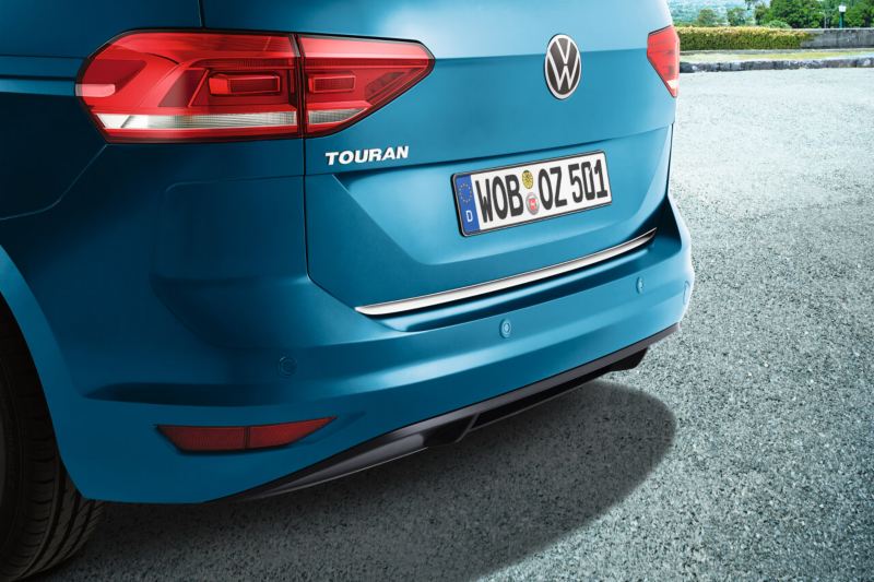 Detalle de la Parte traera de un Volkswagen Touran de color azul
