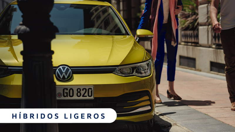 Un Volkwagen híbrido ligero de color amarillo estacionado