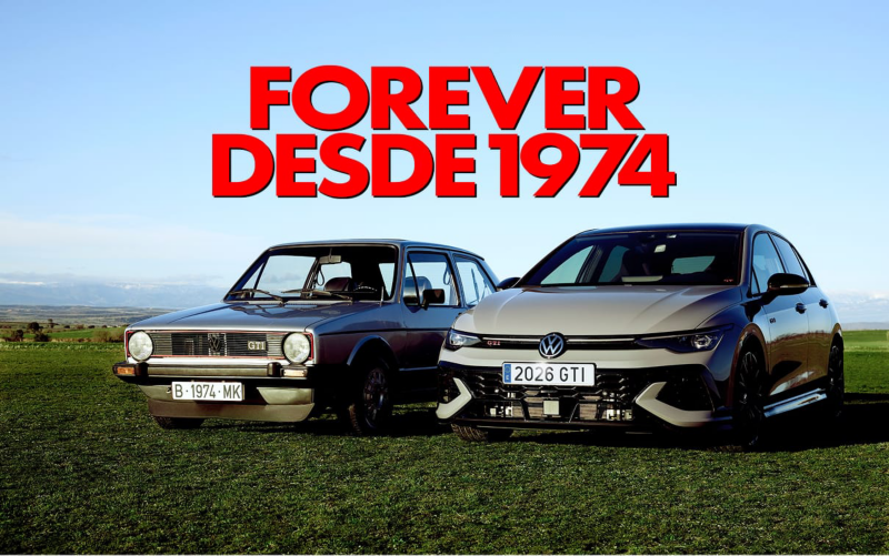 Un Volkswagen Golf GTI de primera generación y otro actual aparcados en un prado con el rótulo de "Forever desde 1974"