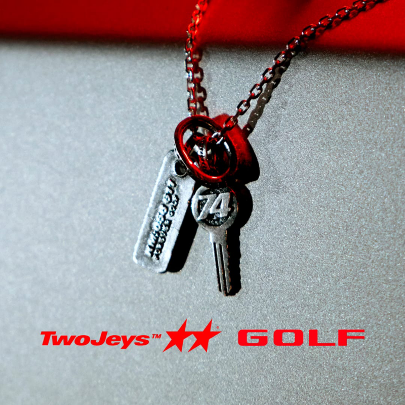 Detalle de las TwoJeys de Golf sobre un fondo metalizado