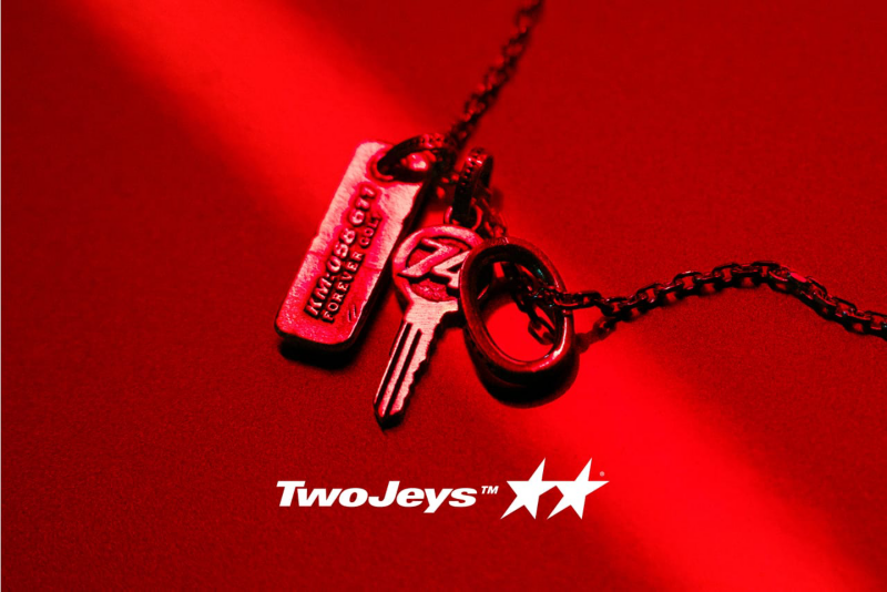 Las TwoJeys x Golf MK1 sobre un fondo rojo con el logo debajo en color blanco