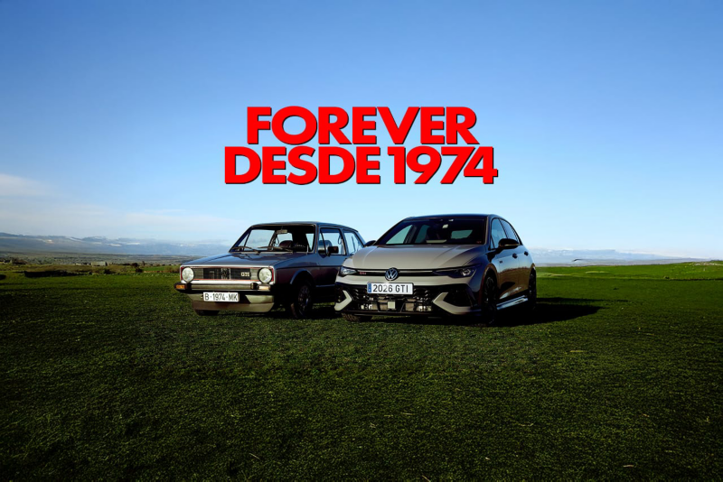 Un Golf MK1 y un Golf 8 aparcados en un campo verde con un rótulo encima en rojo que dice 'Forever desde 1974'