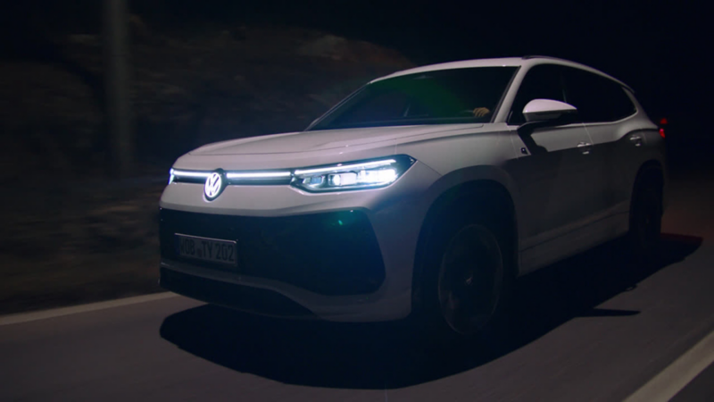 Un Volkswagen Tayron circulando con los faros encedidos