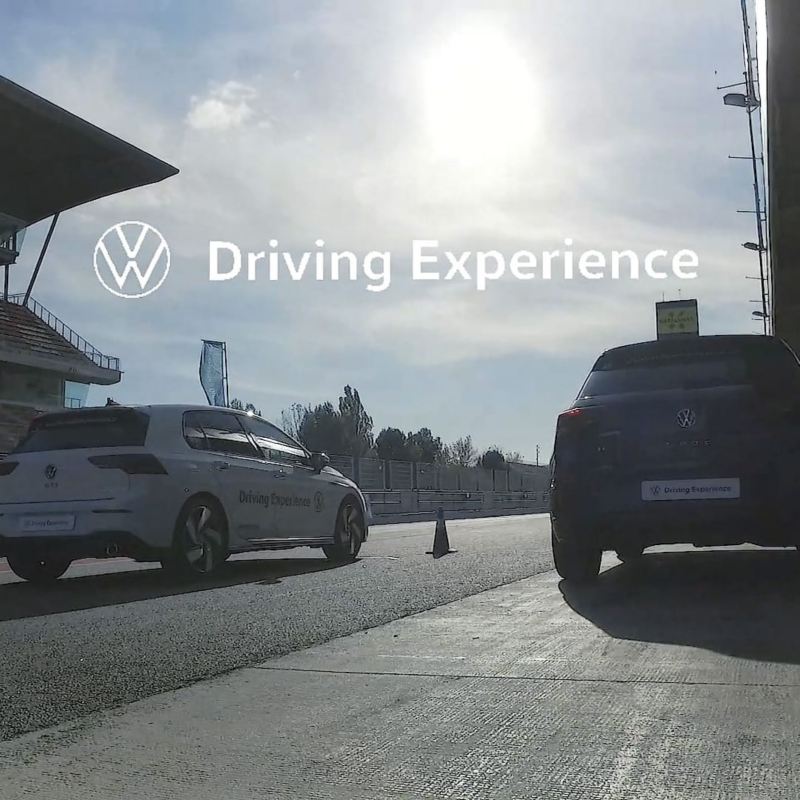 Dos Volkswagen en un circuito con el logo de Driving Experience sobreimpreso