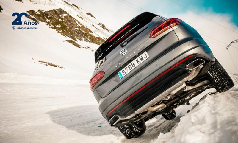 Visión trasera de un Volkswagen Touareg circulando en la nieve