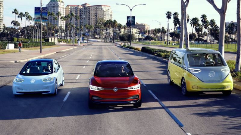 Gama de coches eléctricos de Volkswagen vistos de frente circulando por un calle en la ciudad