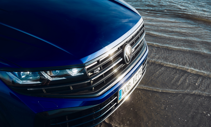 Parte delantera de un Volkswagen Touareg R azul