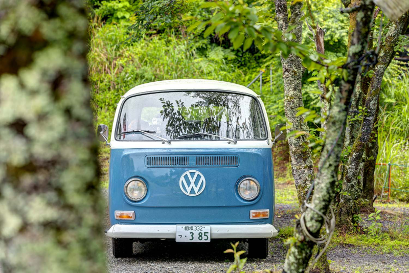 A Life with Volkswagen 50年前のバスで“手仕事”巡りを楽しんでいる