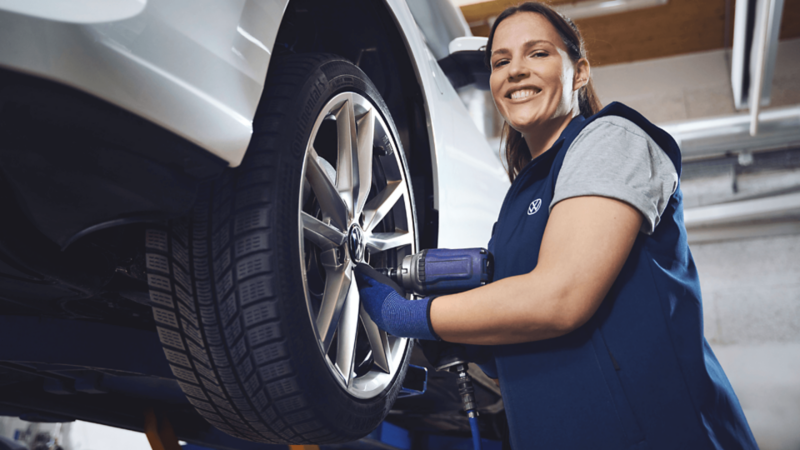 Pracownik serwisu VW naprawia odprysk na przedniej szybie – usługa naprawy szyb