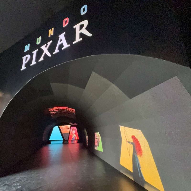 Acceso a Mundo Pixar. Túnel con pantallas y animaciones. 
