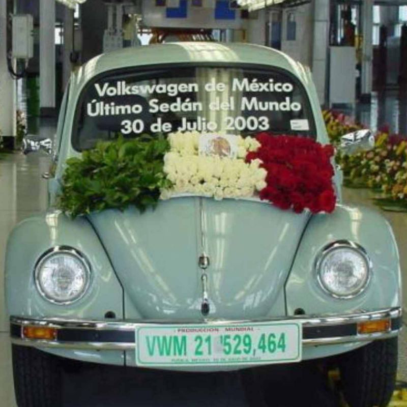 Cuándo salió el último Vocho - Volkswagen sedán en color azul es el último creado en Puebla en 2003.