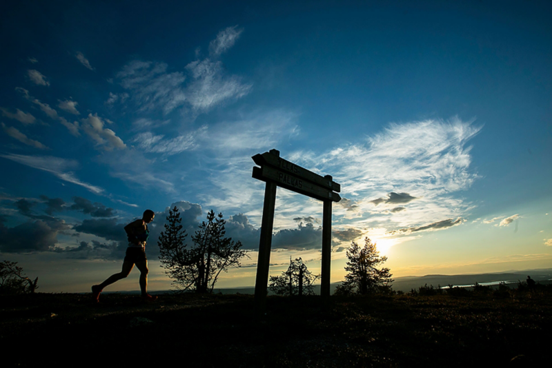 Ultralöpare i soluppgången i Yllesjärvi. Foto: Aapo Laiho