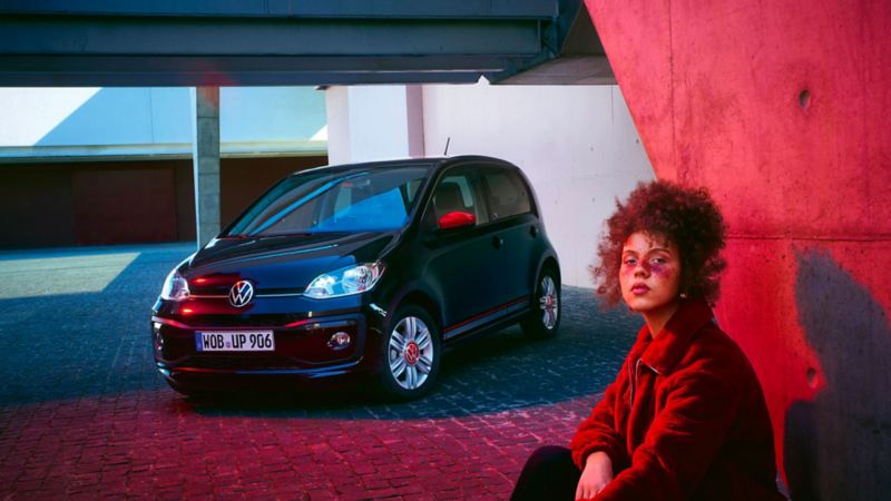 Volkswagen up! Beats Audio noire, avec une femme rousse au premier plan.