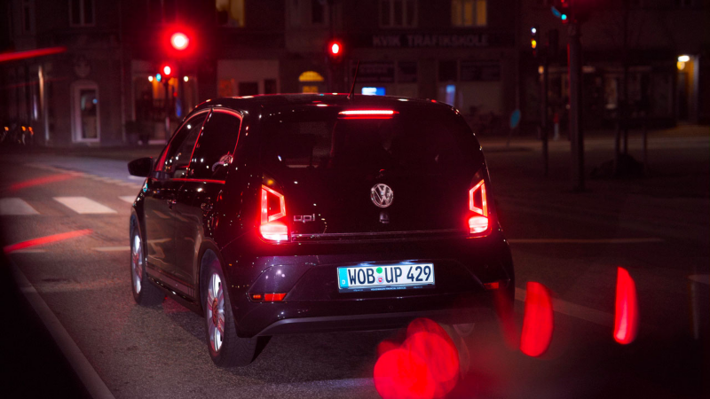 Une up! noire vue de l'arrière dans la nuit.