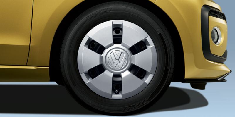 Dettaglio del copricerchio in acciaio originale Volkswagen, montato su up!. Kit da 4 pezzi.