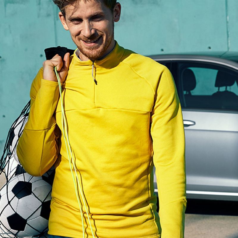 Un homme jouant au soccer avec un chandail jaune