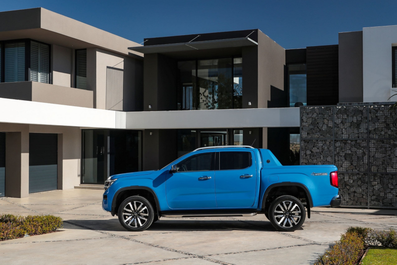 Volkswagen Amarok stoi na podjeździe przed domem.