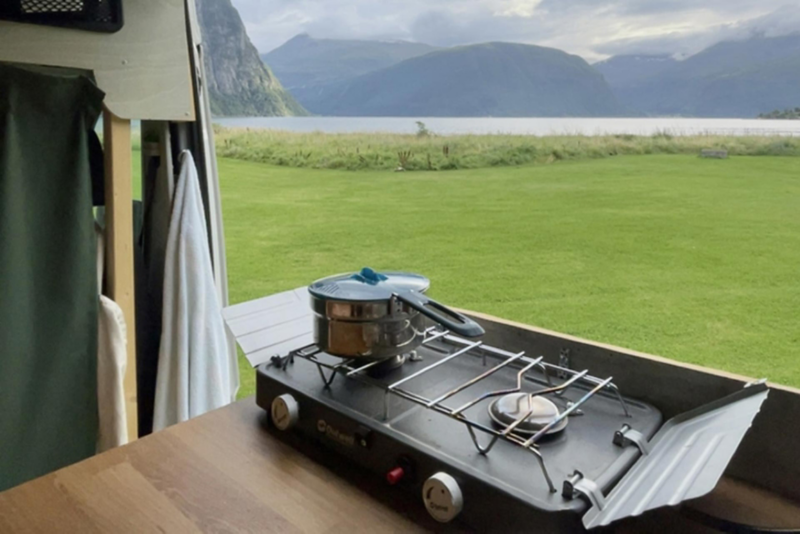 Utsikt från köket i Sophies ombyggda VW Crafter.