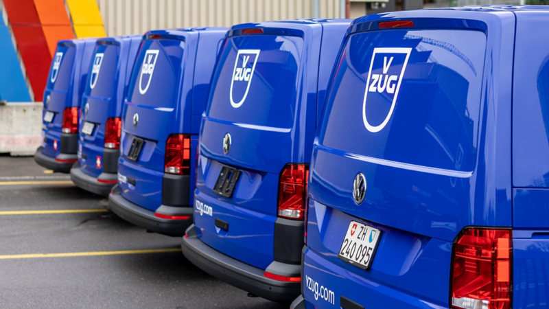 Blauer Flottentransporter von V-Zug mit dem von hinten sichtbaren V-Zug-Logo