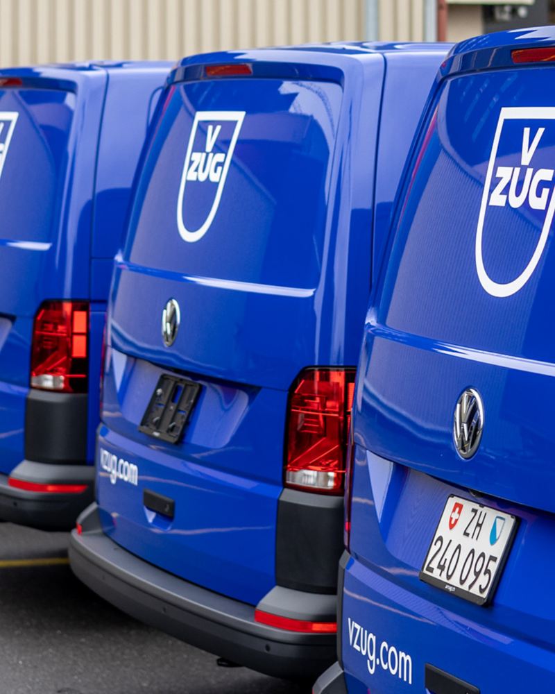 Blauer Flottentransporter von V-Zug mit dem von hinten sichtbaren V-Zug-Logo