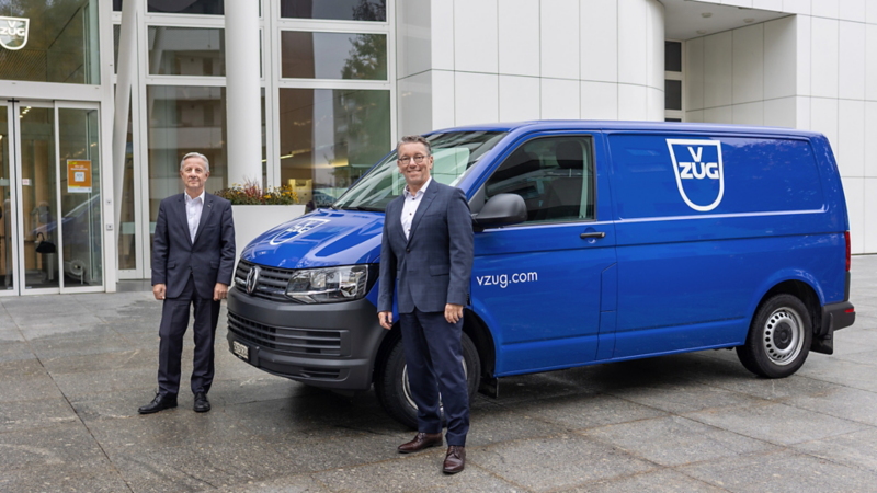 Zwei Männer stehen vor dem VW Transporter
