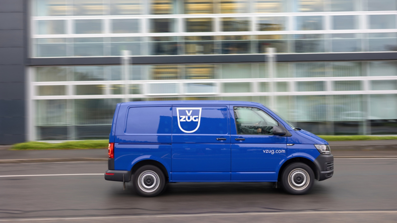 V ZuG Transporter von der Seite während es auf einer Strasse fährt