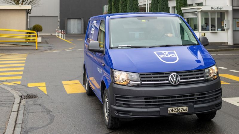 V-Zug VW Transporter sta guidando dritto attraverso un incrocio