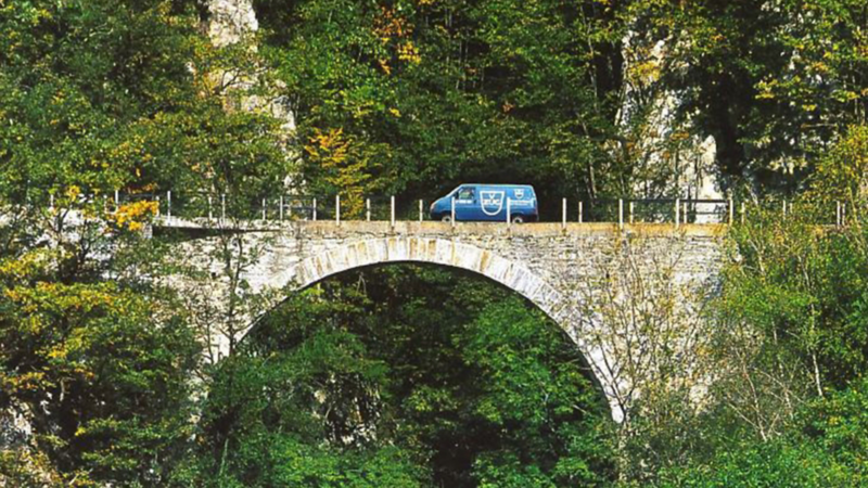 1971 VW Transporter von V-Zug fährt über die Brücke