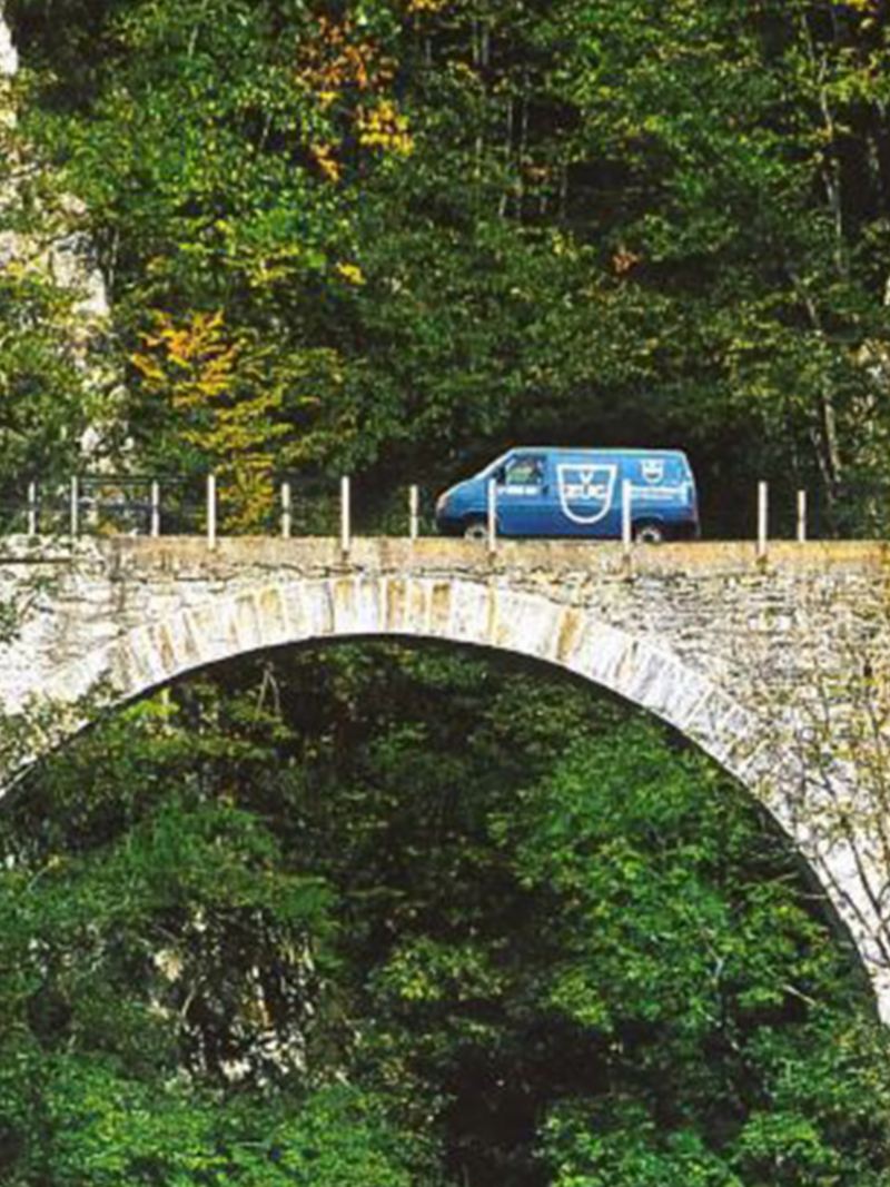 1971 VW Transporter von V-Zug fährt über die Brücke