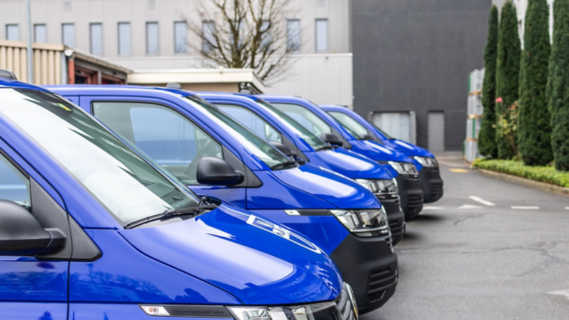 Les VW Transporter de V-Zug sont côte à côte et seuls les capots sont visibles.